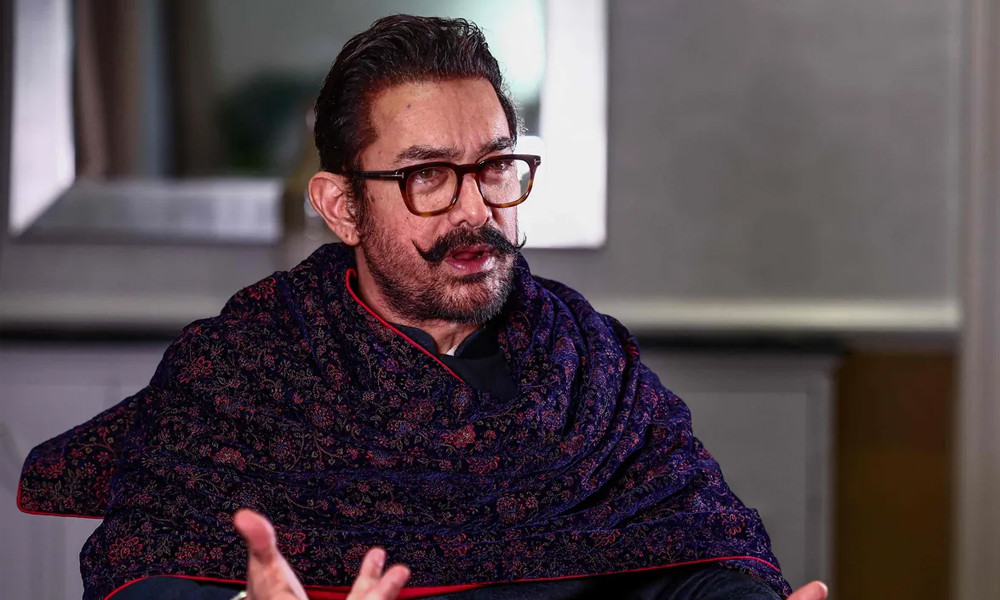 শুটিং সেটে নানা আবদার, তারকাদের ধুয়ে দিলেন আমির খান