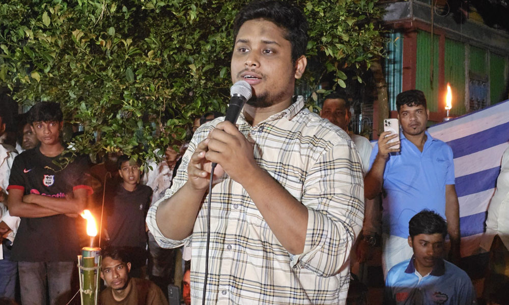 তীব্র নিন্দা আর বিনম্র শ্রদ্ধার গ্যাঁড়াকলে উপদেষ্টারা আটকা