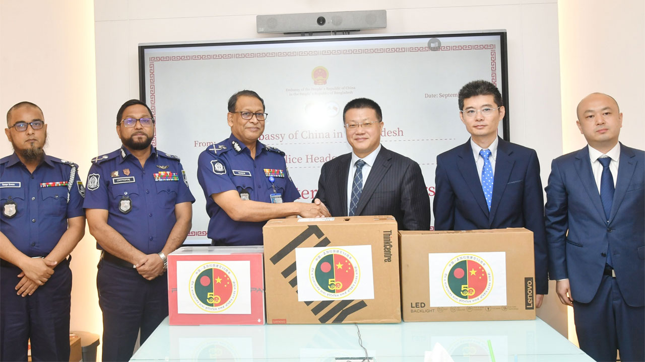 আইজিপিকে কম্পিউটার উপহার দিলো চীন দূতাবাস