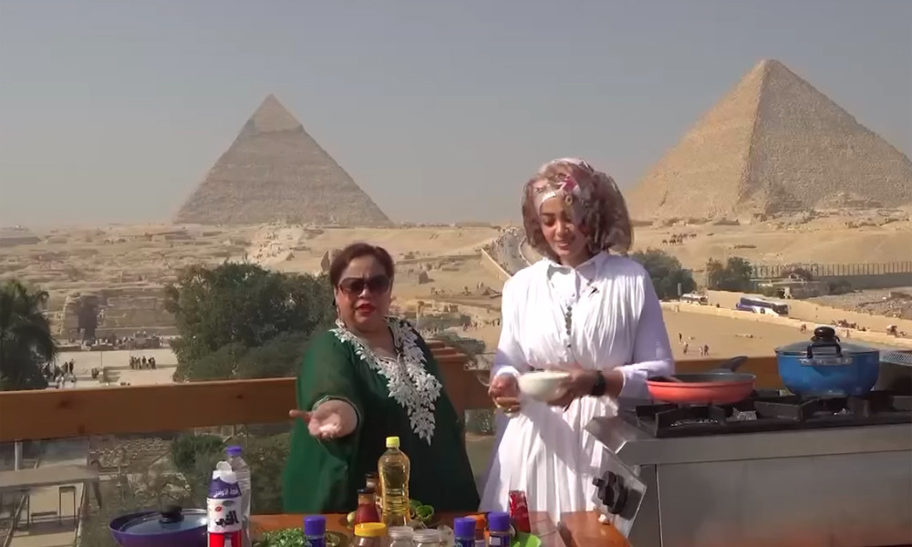 মিশরের পিরামিডের সামনে রান্না করলেন কেকা ফেরদৌসি