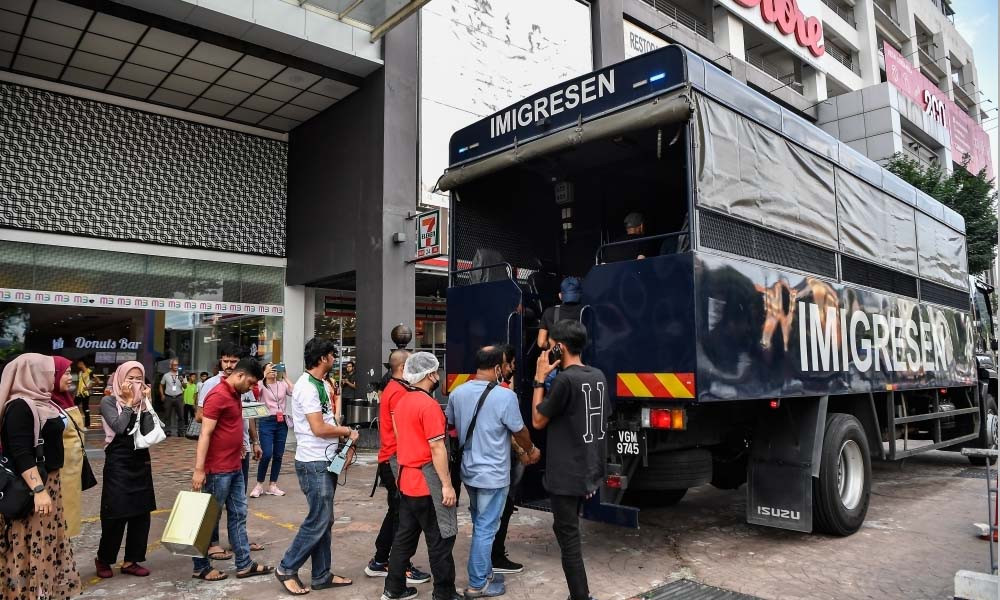 মালয়েশিয়ায় বাংলাদেশিসহ ১৭১ জন আটক