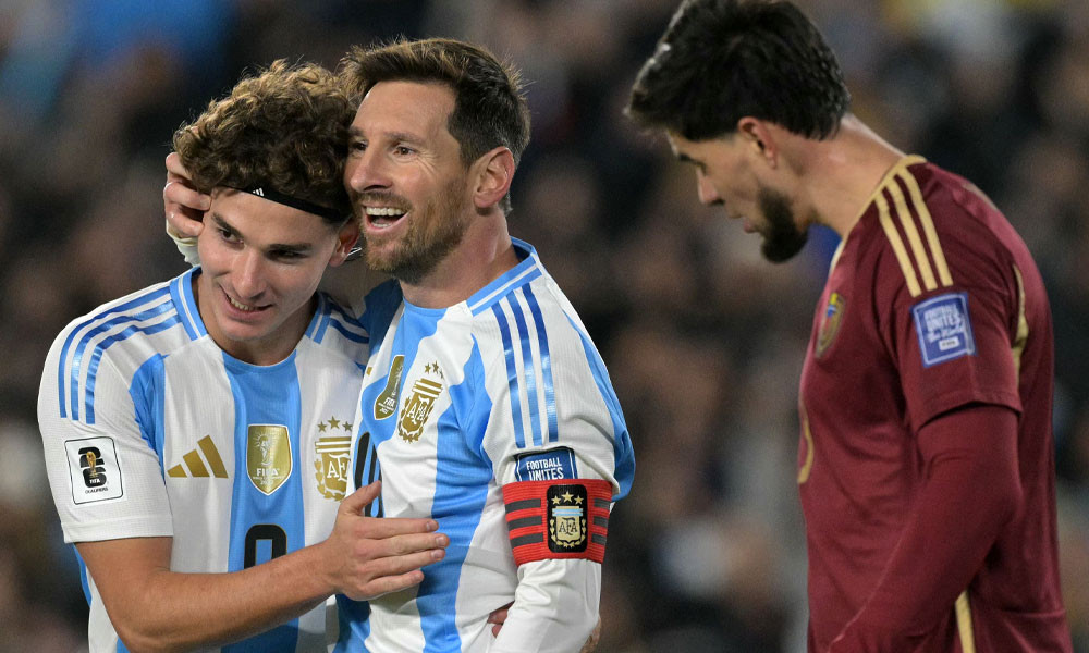 জোড়া গোলে বিদায়ি ম্যাচ রাঙালেন মেসি