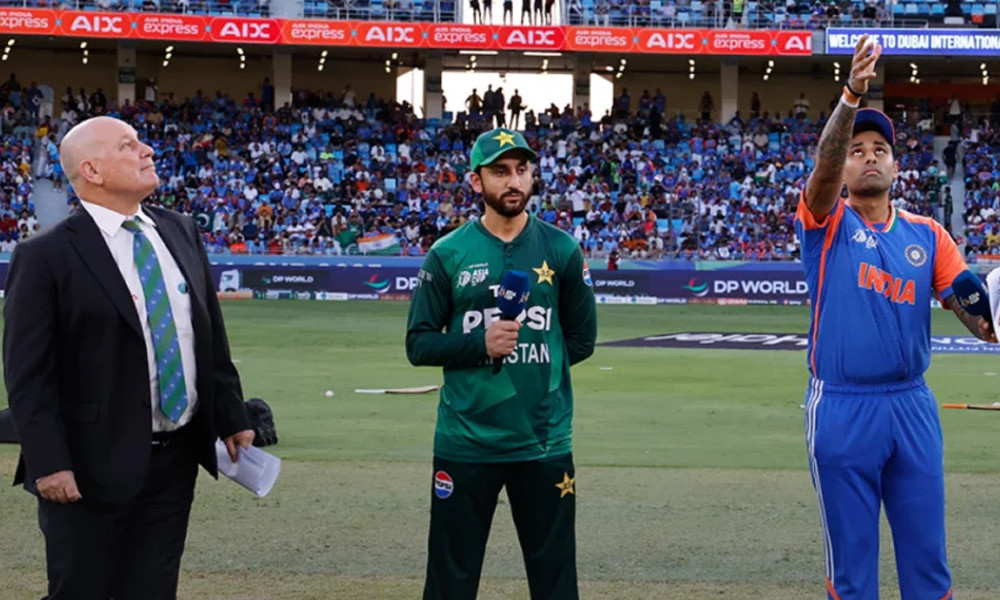 টসের সময় হাত মেলাতে মানা করায় ম্যাচ রেফারির অপসারণ চায় পাকিস্তান