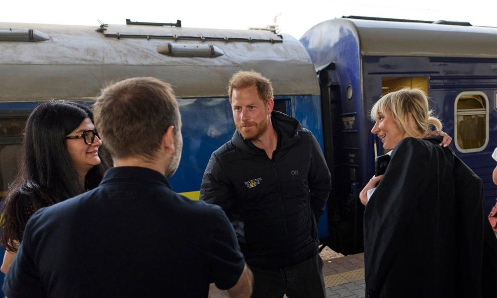 ট্রেনে চেপে ইউক্রেনে আকস্মিক সফরে প্রিন্স হ্যারি