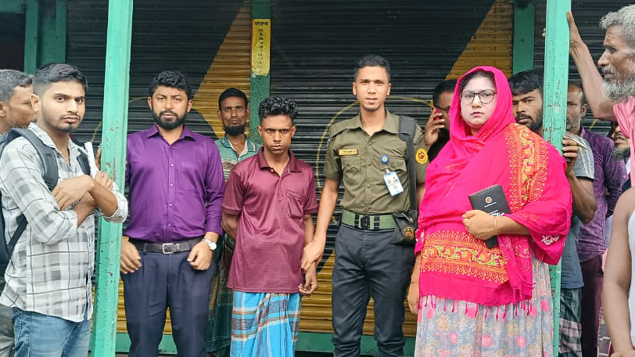 বেশি দামে সার বিক্রি, ডিলারকে লাখ টাকা জরিমানা