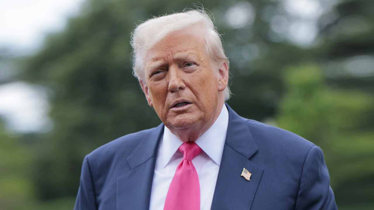 যুক্তরাষ্ট্রে জাপানি গাড়ির শুল্ক প্রায় অর্ধেক কমালেন ট্রাম্প