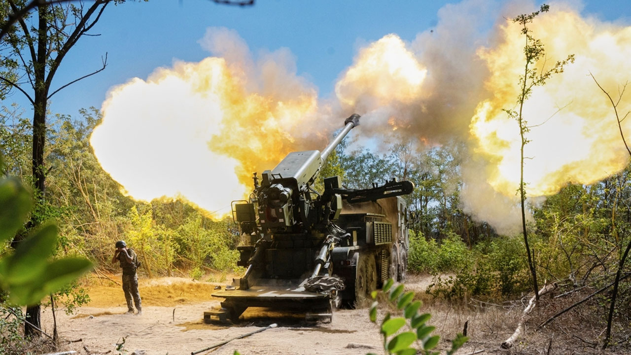 এই প্রথম ইউক্রেনে অস্ত্র পাঠানোর অনুমতি দিলেন ট্রাম্প