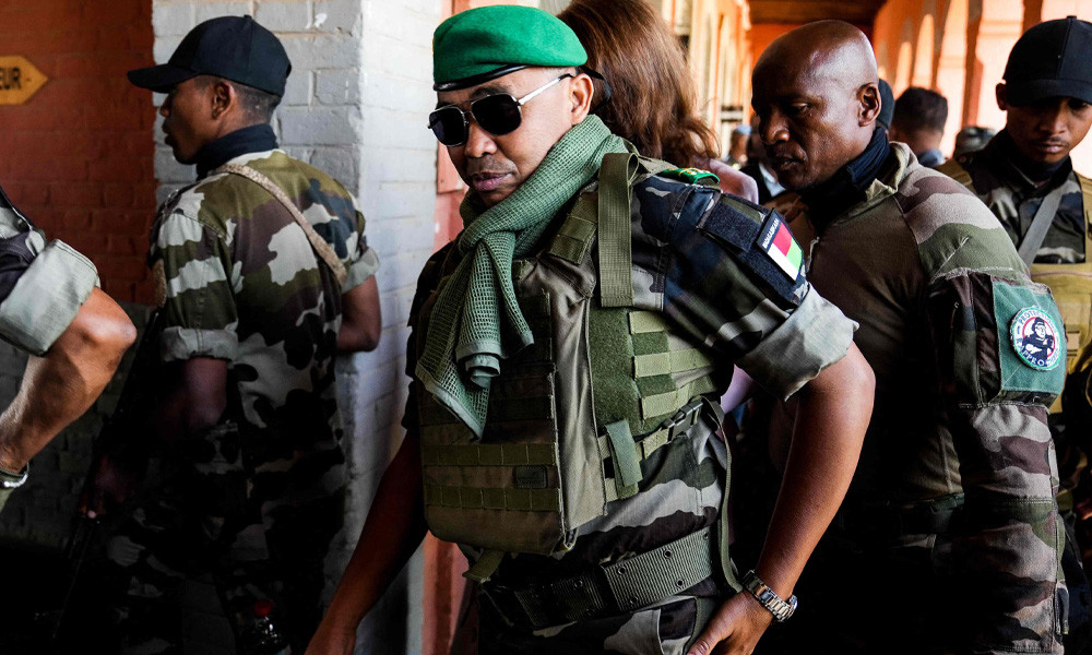 রাজোয়েলিনা পালানোর পর প্রেসিডেন্ট হিসেবে শপথ নিলেন সেনা কর্নেল