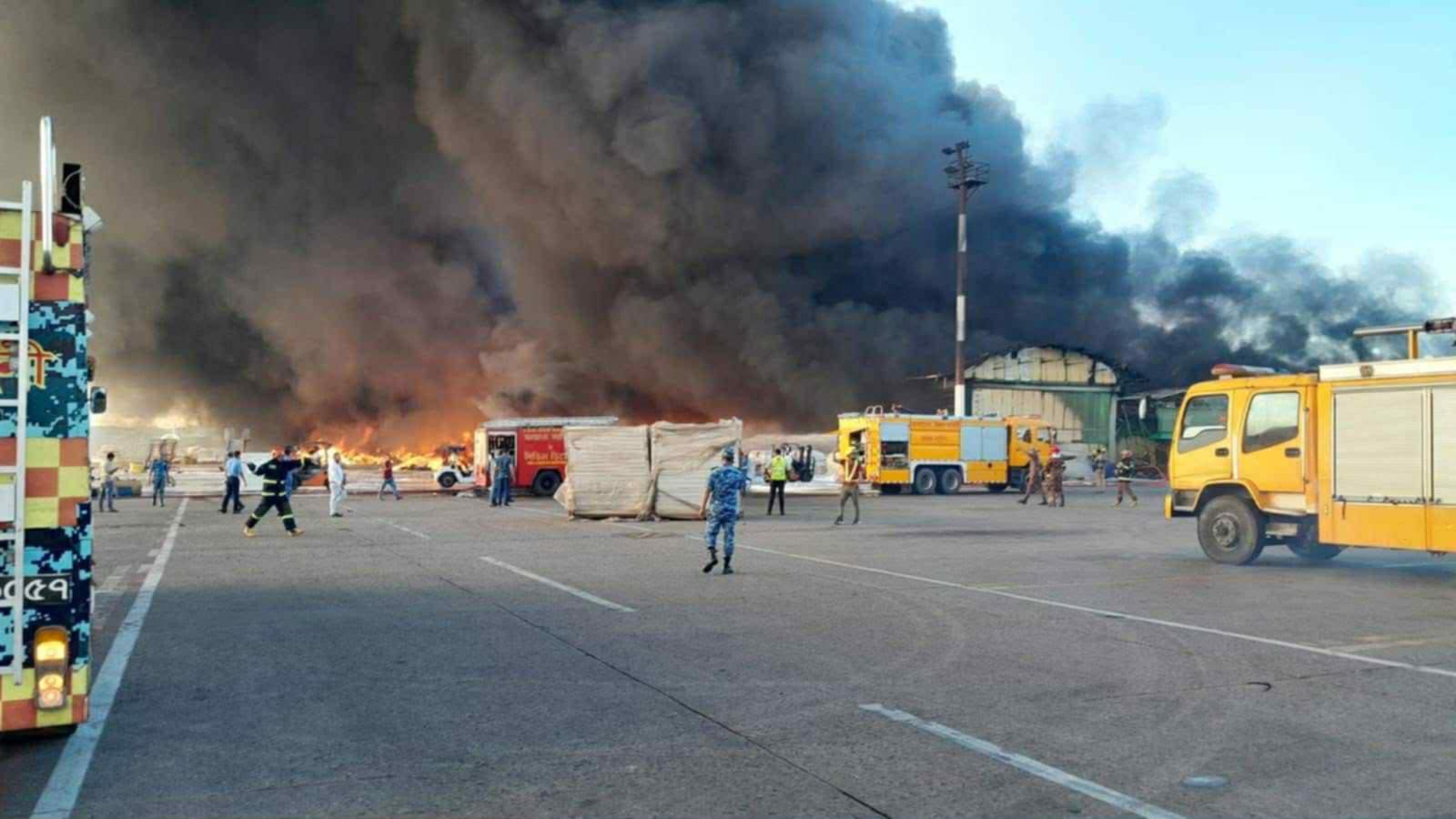 শাহজালালে আগুন নিয়ন্ত্রণে বিমানবাহিনী, নৌবাহিনী ও বিজিবির সহায়তা