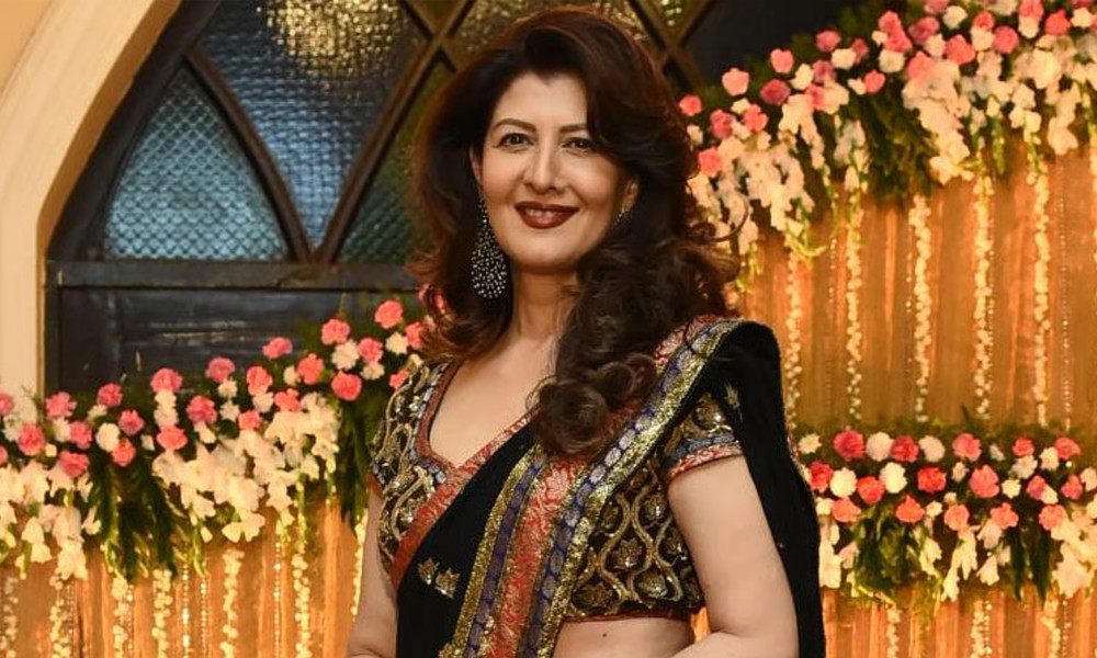 হামলায় ভীতসন্ত্রস্ত, আগ্নেয়াস্ত্র চাইলেন সালমানের প্রাক্তন প্রেমিকা!