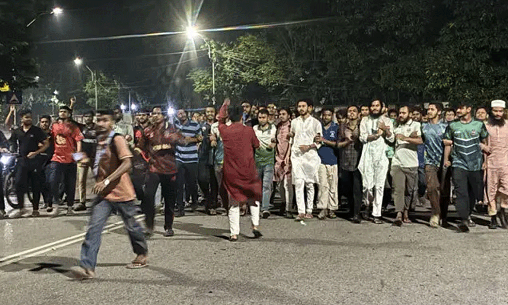 বুয়েট শিক্ষার্থীর শাস্তি দাবিতে ঢাকা বিশ্ববিদ্যালয়ে বিক্ষোভ