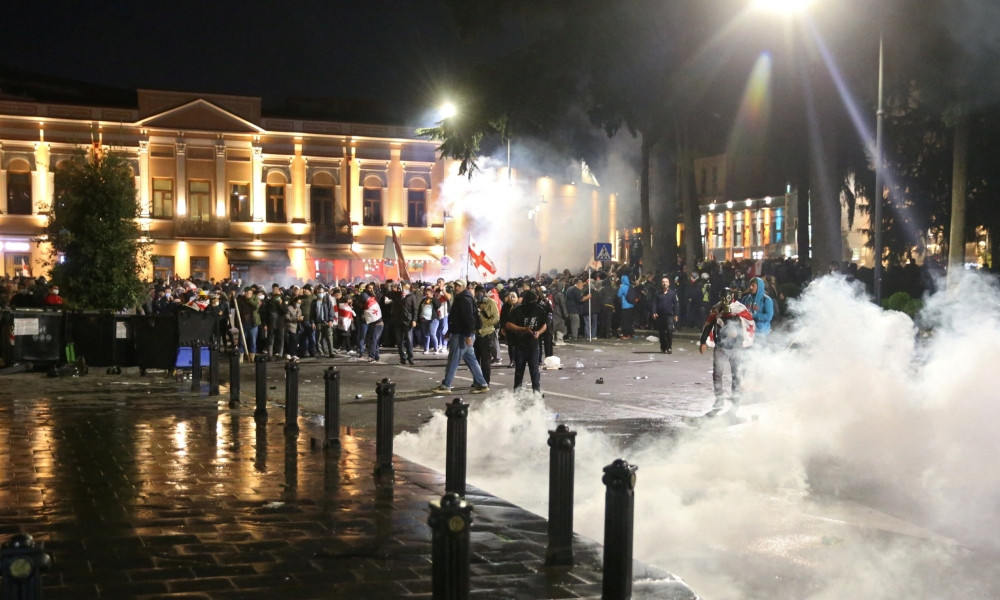 বিক্ষোভে উত্তাল ইউরোপের এক দেশ, প্রেসিডেন্ট প্রাসাদে ঢোকার চেষ্টা