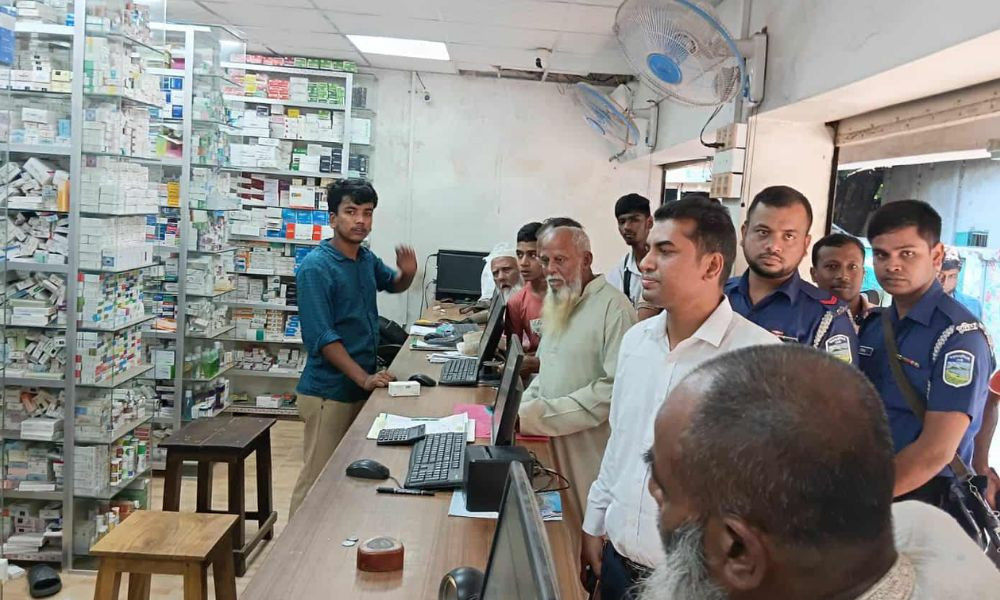 কেন্দুয়ায় ভোক্তা অধিকার সংরক্ষণ অধিদপ্তরের অভিযান, ৩ ফার্মেসিকে জরিমানা