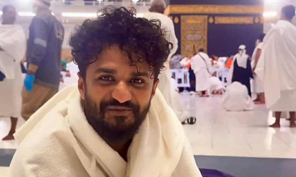 ওমরাহ পালন করতে মক্কায় মুশফিক আর ফারহান