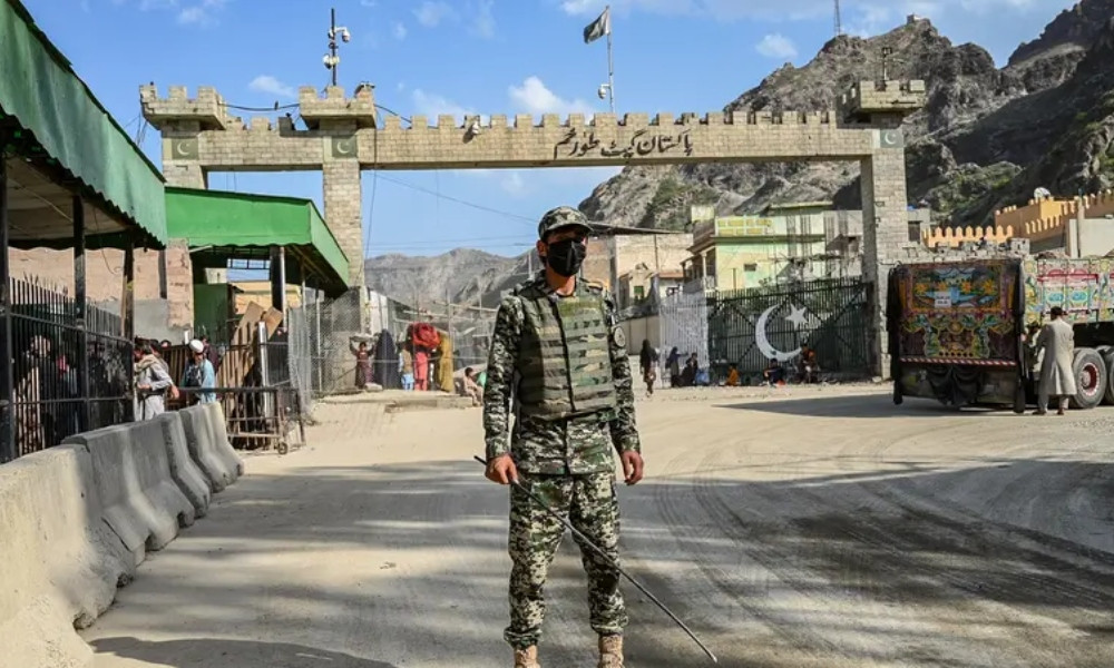 পাকিস্তানে সন্ত্রাসী হামলায় ১১ সেনা সদস্য নিহত