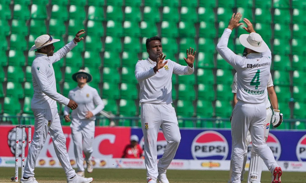 ১৬ রানে শেষ পাঁচ উইকেট হারিয়ে পাকিস্তানের ইনিংসে ধস