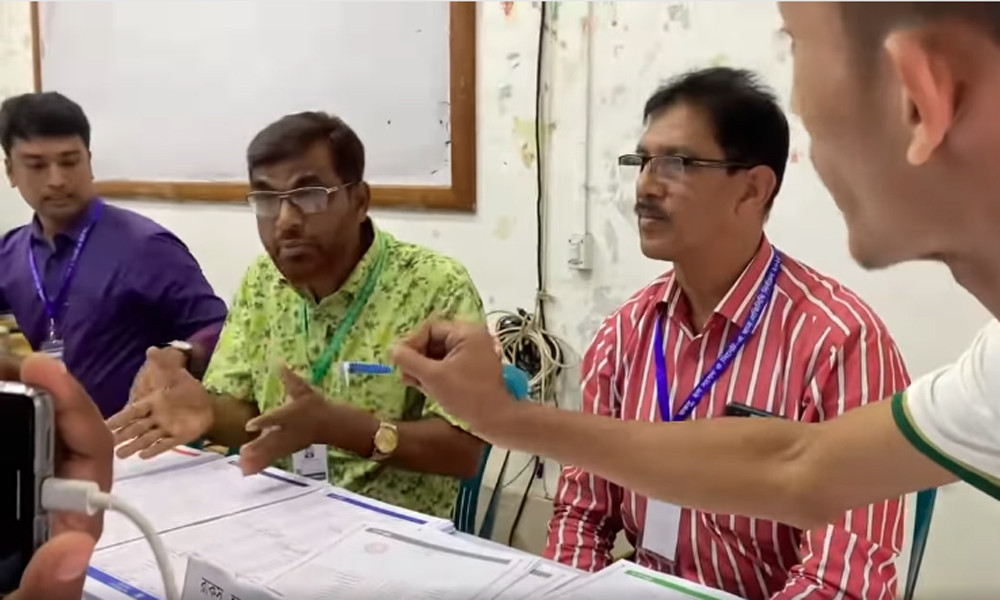 রাকসু নির্বাচন : আগে থেকেই স্বাক্ষর করা দেড় শ ব্যালট পাওয়া গেল!