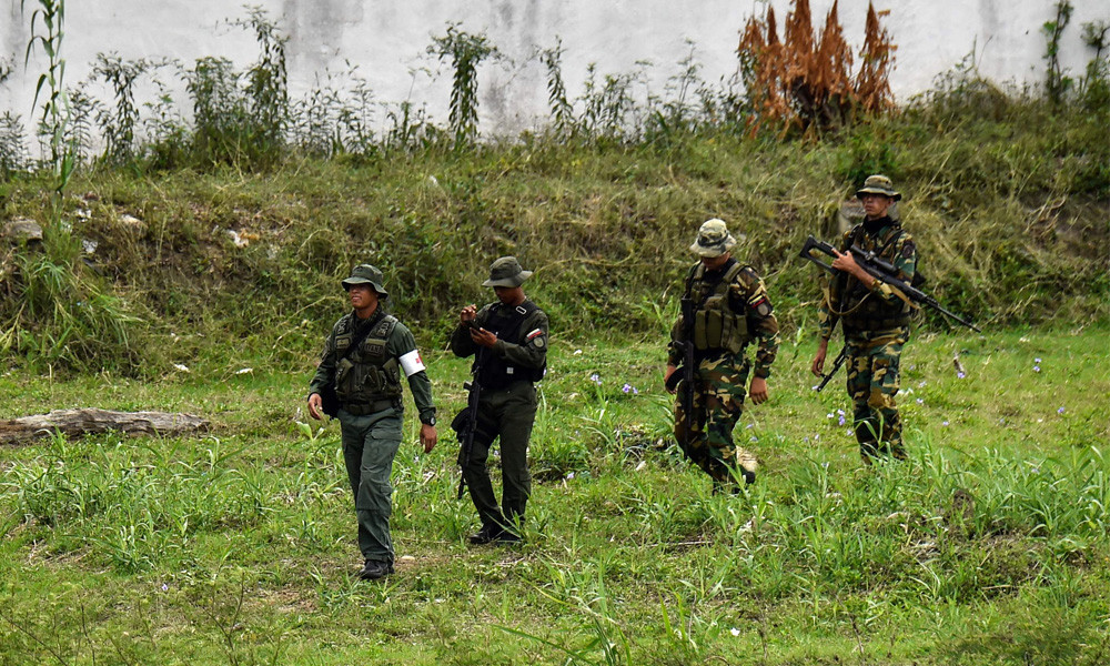 যুক্তরাষ্ট্রের ‘হুমকি’তে সীমান্তে হাজারো সেনা মোতায়েন ভেনিজুয়েলার