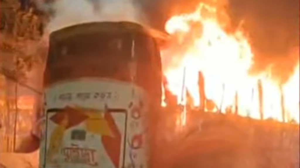 গভীর রাতে ঢাকায় ৩ বাসে আগুন