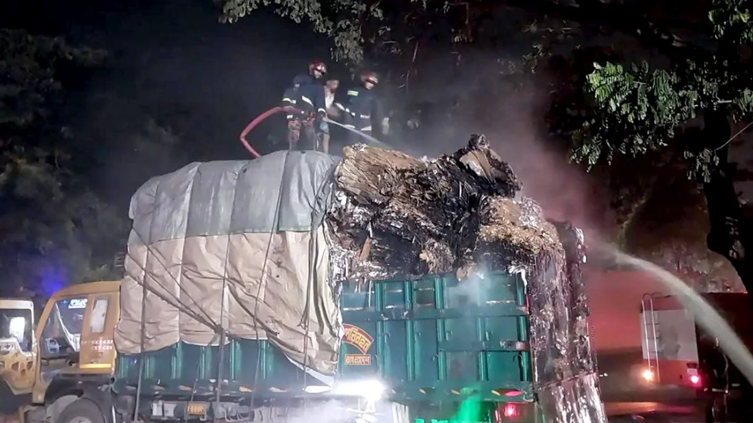 মুন্সীগঞ্জে ঢাকা-চট্টগ্রাম মহাসড়কে ট্রাকে আগুন