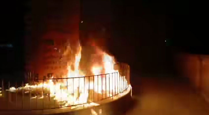 বরগুনায় জুলাই শহীদ স্মৃতিস্তম্ভে অগ্নিসংযোগ