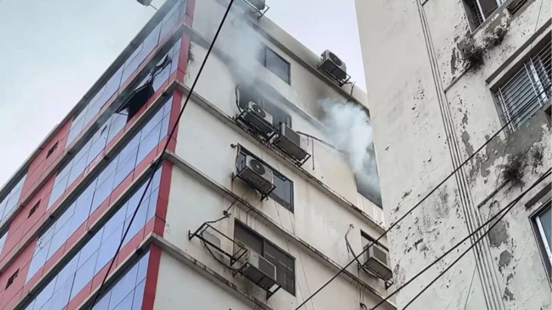রাজধানীর বিজয়নগরে বহুতল বাণিজ্যিক ভবনে আগুন