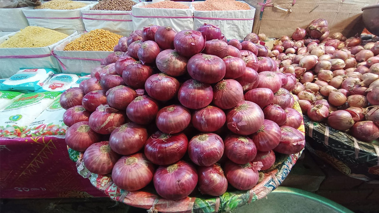 পেঁয়াজের দামে লাগাম টানতে আমদানির সুপারিশ ট‍্যারিফ কমিশনের