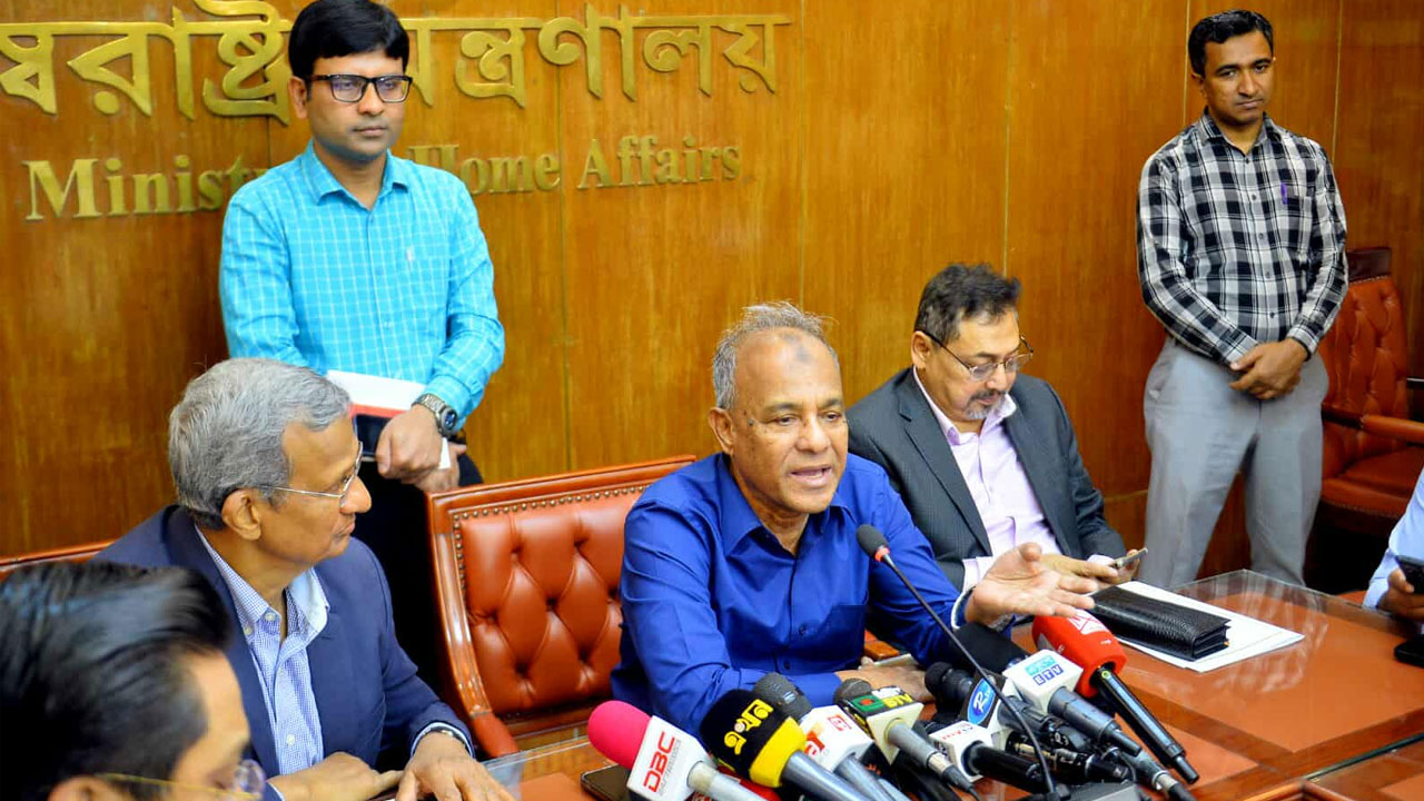 দেশে কোনো আতঙ্ক দেখছি না : স্বরাষ্ট্র উপদেষ্টা