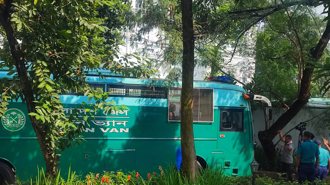 ‘মন্ত্রী-বিচারপতিরা এলে আপনারা কেন পারবেন না’