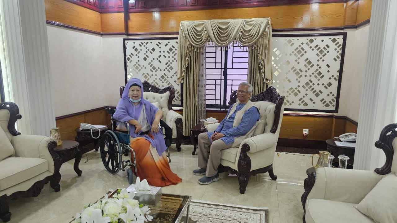 সেনানিবাসে খালেদা জিয়া-প্রধান উপদেষ্টার একান্ত আলাপ