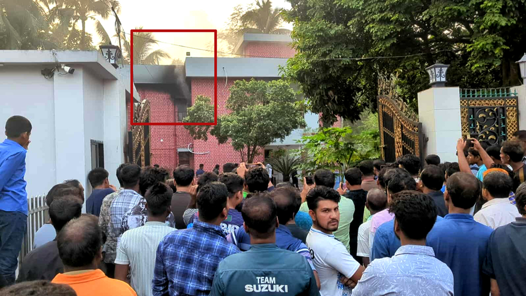 মেহেরপুর পুলিশ সুপারের বাসভবনে অগ্নিকাণ্ড, ক্ষয়ক্ষতির শিকার আসবাবপত্র