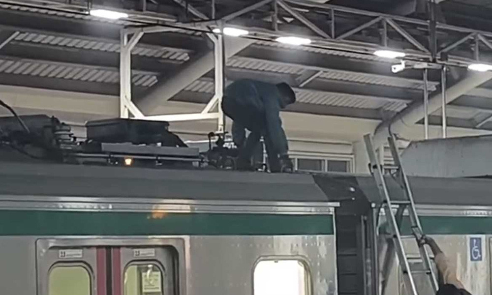 মেট্রো রেলের ছাদে উঠলেন দুই ব্যক্তি, চলাচল বন্ধ