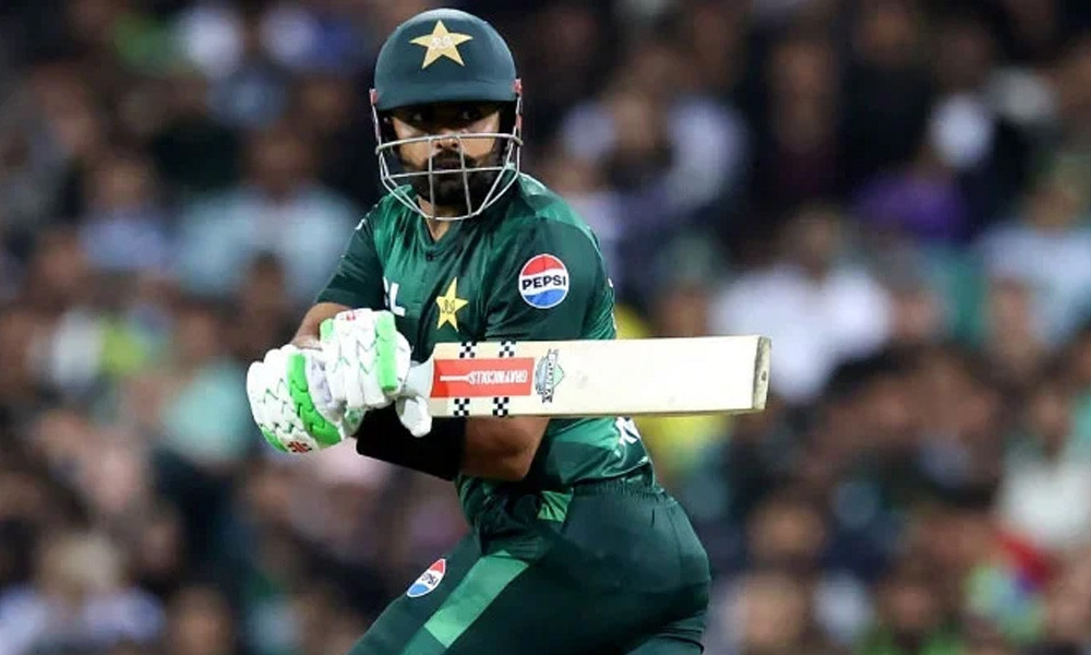 রোহিত শর্মাকে পেছনে ফেলে টি-টোয়েন্টির রাজা এখন বাবর