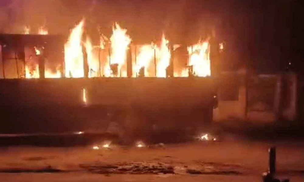 হাজারীবাগ বেড়িবাঁধে দাঁড়িয়ে থাকা বাসে আগুন