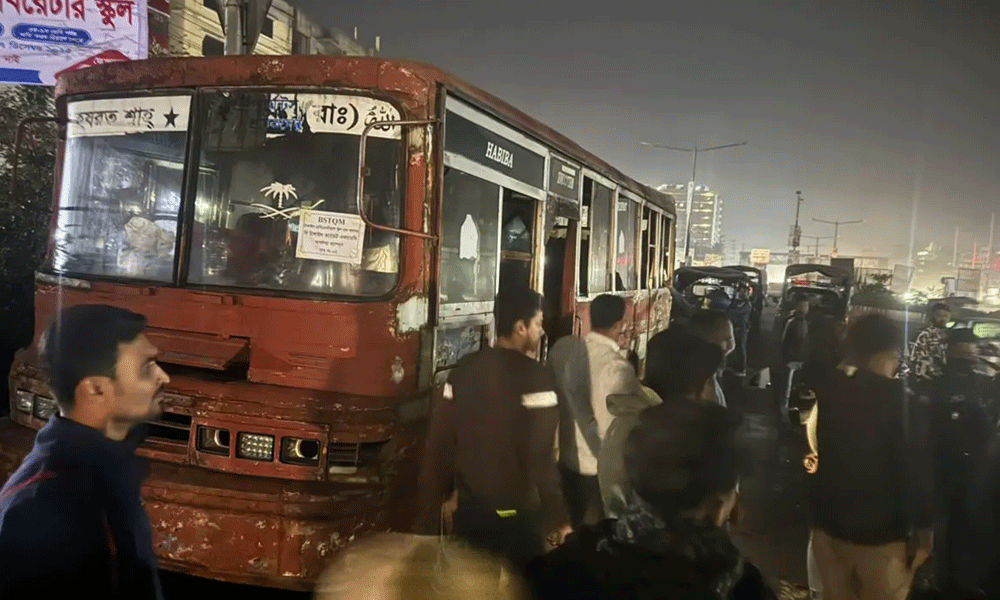 সাভারে বাসে আগুন, লাফিয়ে প্রাণে বাঁচলেন চালক