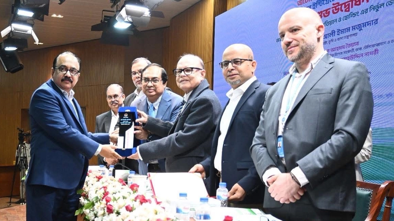 ভূমিসেবায় শ্রেষ্ঠ বিভাগীয় কমিশনার শরফ উদ্দিন আহমদ চৌধুরী