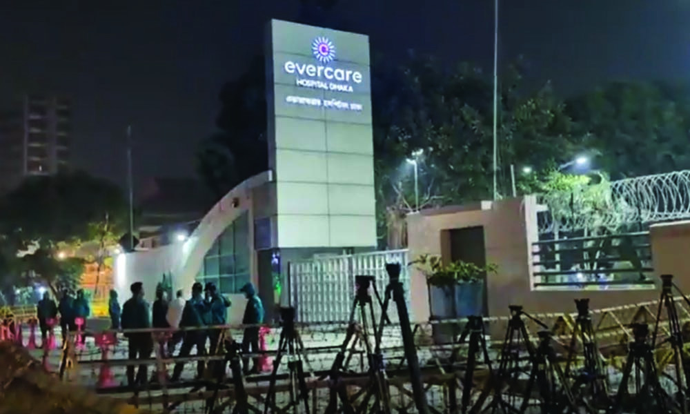 মধ্যরাতে এভারকেয়ার হাসপাতালে বাড়তি নিরাপত্তা