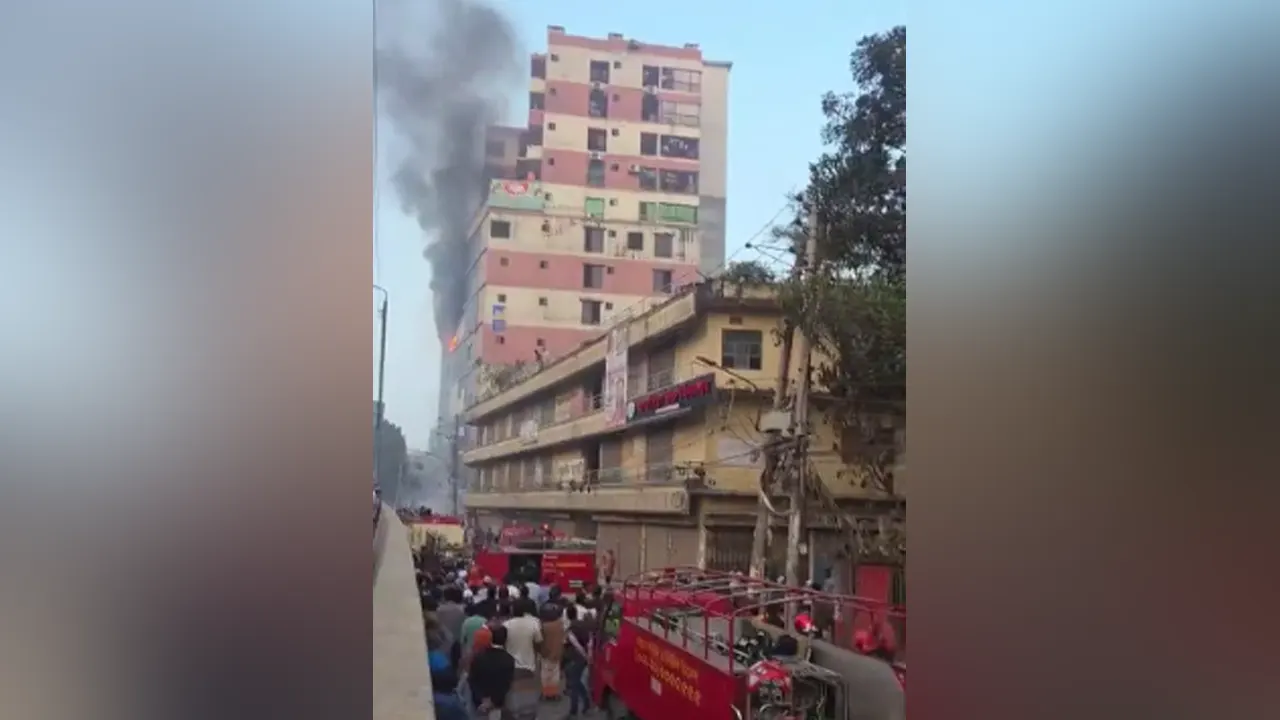 রাজধানীতে ১৪ তলা ভবনে আগুন