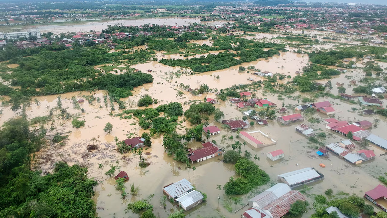 ইন্দোনেশিয়ায় বন্যা-ভূমিধস : মৃতের সংখ্যা ছাড়াল ৯০০