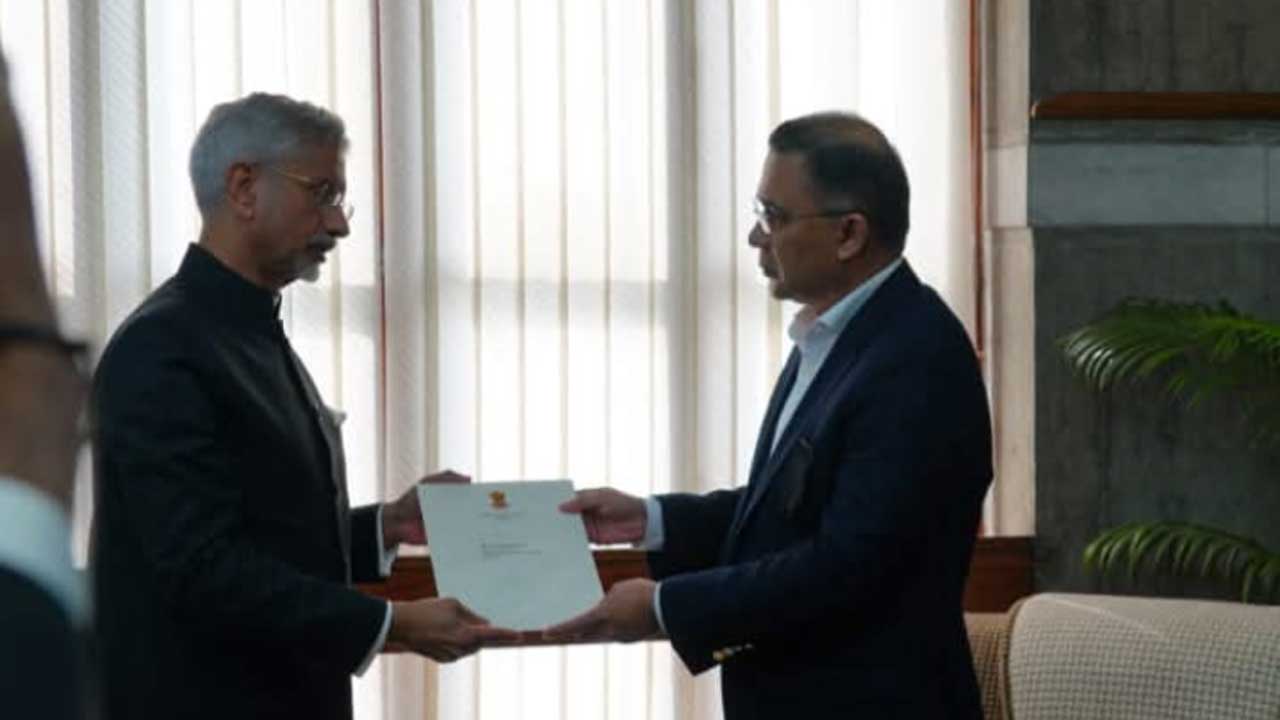 তারেক রহমানের কাছে ভারতের শোকবার্তা হস্তান্তর করেন জয়শঙ্কর