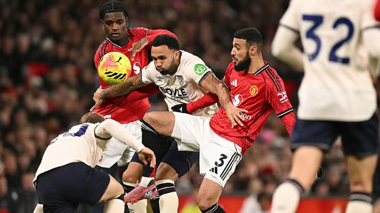 ঘরের মাঠে এগিয়ে থেকেও জয় হারাল ম্যানচেস্টার ইউনাইটেড