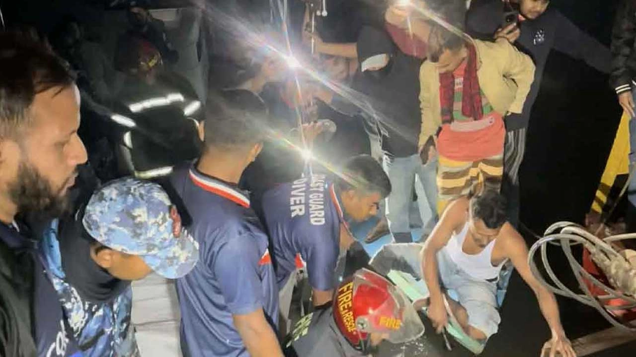 ফেরি থেকে ট্রাকসহ পাঁচ যানবাহন নদীতে, তিন মরদেহ উদ্ধার