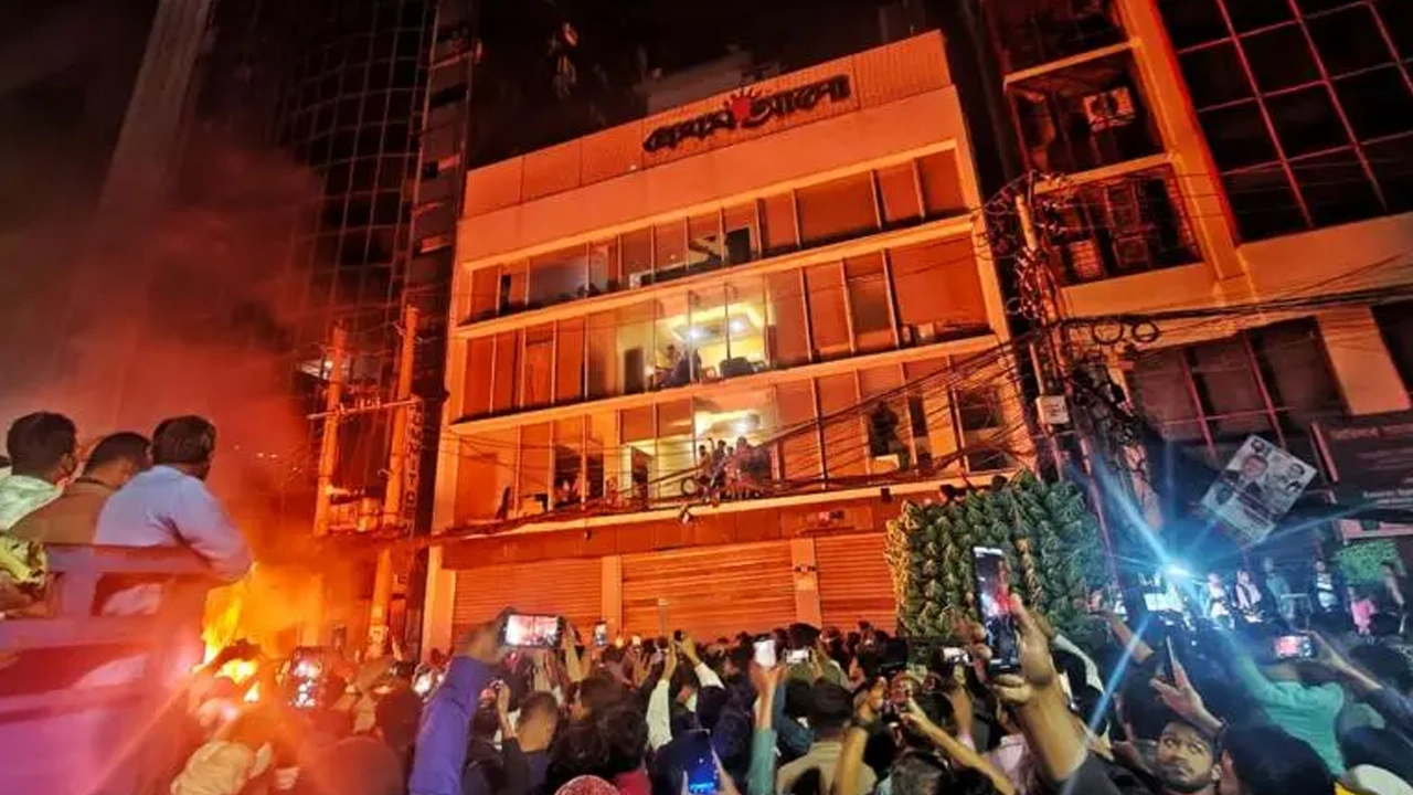 হামলার কারণে প্রথম আলো ও ডেইলি স্টারের সব কার্যক্রম বন্ধ হয়ে গেছে