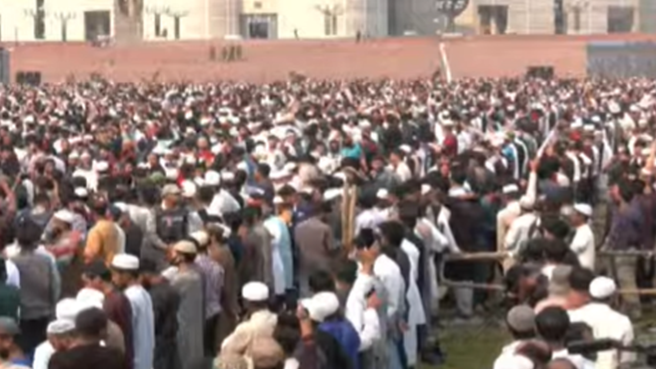 সংসদের দক্ষিণ প্লাজায় জোহরের নামাজ আদায় ছাত্র-জনতার