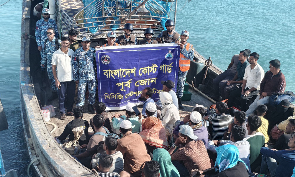 টেকনাফে ইঞ্জিন বিকল বোট থেকে ৪৫ যাত্রী উদ্ধার