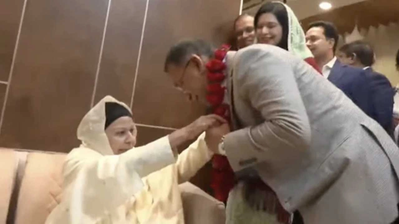 তারেক রহমানকে ফুলের মালা পরিয়ে বরণ করেন শ্বাশুরি