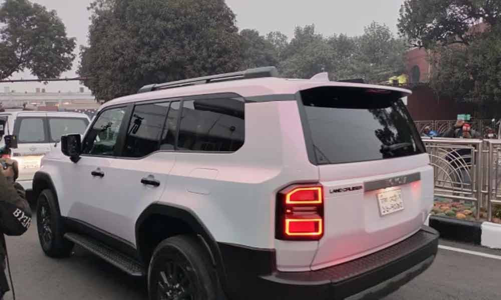 তারেক রহমানের জন্য বিমানবন্দরে পৌঁছেছে বুলেটপ্রুফ গাড়ি