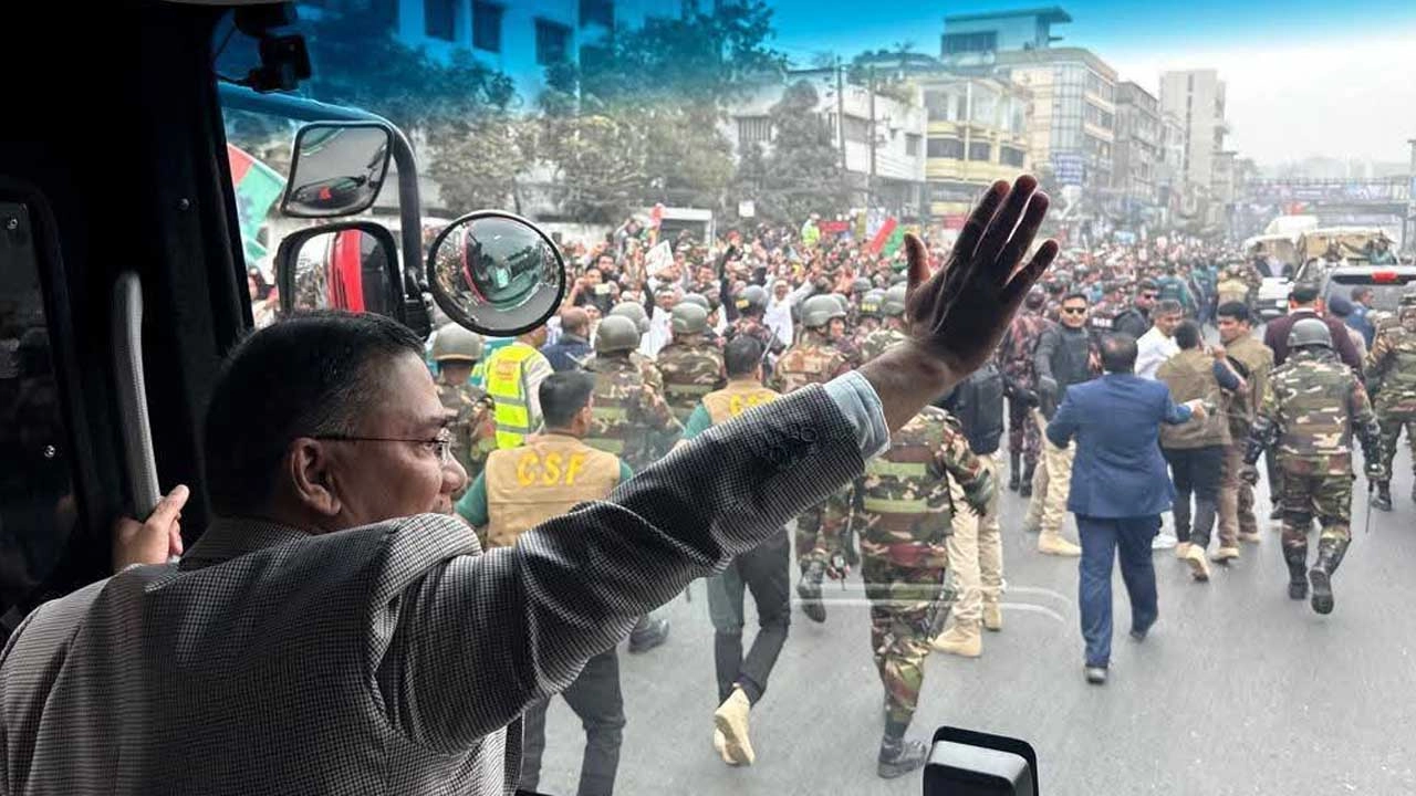 জনস্রোত ঠেলে এগোচ্ছে বাস, হাত নেড়ে শুভেচ্ছা জানান তারেক রহমান