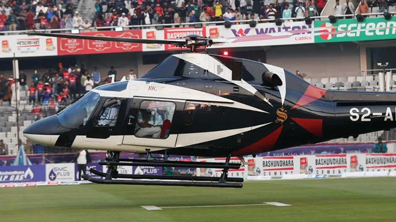 হেলিকপ্টারে এল বিপিএলের রাজকীয় ট্রফি