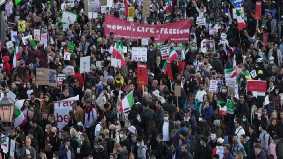 ইরানে আন্দোলনে ট্রাম্পের অবস্থান বদল, বিপাকে বিক্ষোভকারীরা